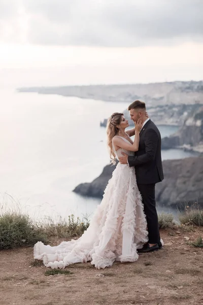 Novia feliz en vestido y novio de lujo, emociones de amor de boda, estilo de moda — Foto de Stock