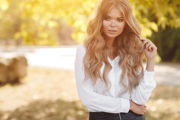 Nahaufnahme Porträt einer glücklichen schönen Frau mit Brille im Freien — Stockfoto