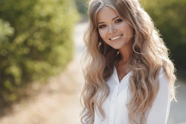 Nahaufnahme Porträt einer glücklichen schönen Frau mit Brille im Freien — Stockfoto