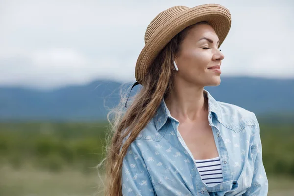 Jeune belle femme avec casque sans fil à l'extérieur — Photo