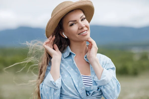 Close up portret młodej pięknej kobiety w polu rumianku — Zdjęcie stockowe