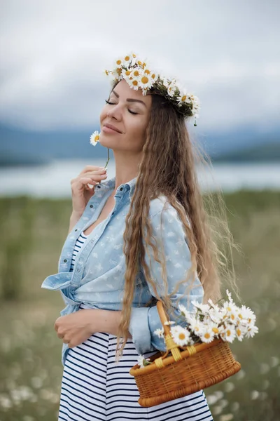 Retrato de cerca de una joven hermosa mujer en un campo de manzanillas —  Fotos de Stock