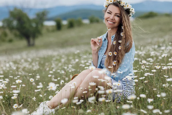 Detail portrét mladé krásné ženy v heřmánku pole — Stock fotografie