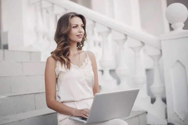 Portrait of a young woman with laptop outdoor — Stock Photo, Image