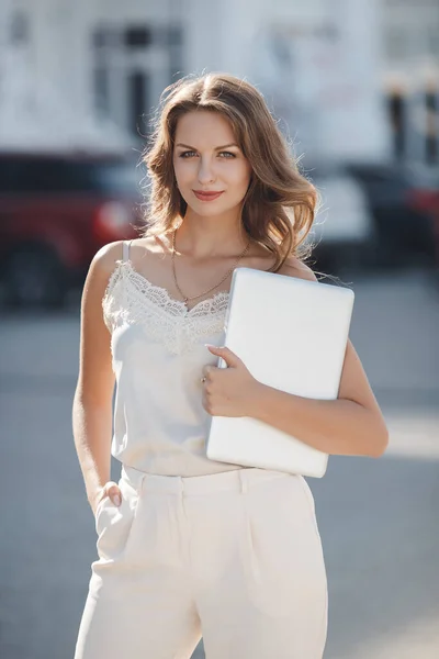 Portrait of a young woman with laptop outdoor — Stock Photo, Image