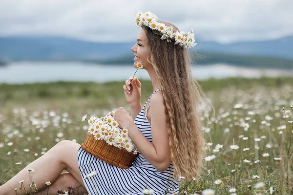 Retrato de cerca de una joven hermosa mujer en un campo de manzanillas —  Fotos de Stock