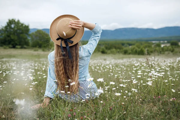 Närbild porträtt av en ung vacker kvinna i en kamomill fält — Stockfoto