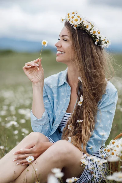 Κοντινό πορτραίτο μιας νεαρής όμορφης γυναίκας σε ένα χωράφι με χαμόμηλα — Φωτογραφία Αρχείου