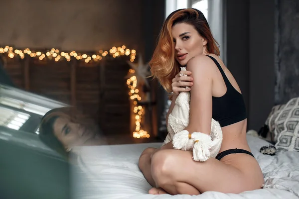 Fiatal, csinos, szexi nő fekszik az ágyon ruha nélkül, fehérneműben. gyönyörű sportos test meztelen — Stock Fotó