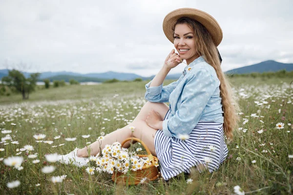 Retrato de cerca de una joven hermosa mujer en un campo de manzanillas —  Fotos de Stock