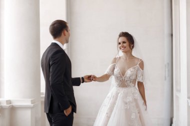 Gülümseyen gelin ve damadın düğün portresi