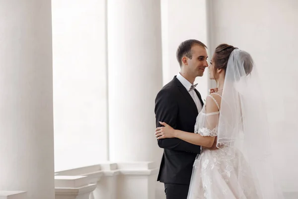 Ritratto di nozze di una sposa e di uno sposo sorridenti — Foto Stock