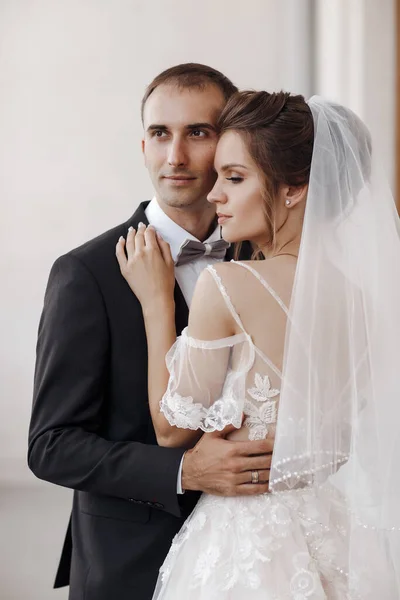 Свадебный портрет улыбающейся невесты и жениха — стоковое фото