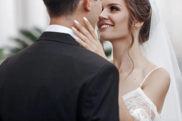 Retrato de una novia y un novio sonrientes — Foto de Stock