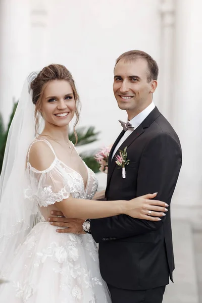 Γαμήλιο πορτρέτο μιας χαμογελαστής νύφης και γαμπρού — Φωτογραφία Αρχείου