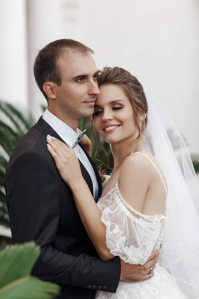 Ritratto di nozze di una sposa e di uno sposo sorridenti — Foto Stock