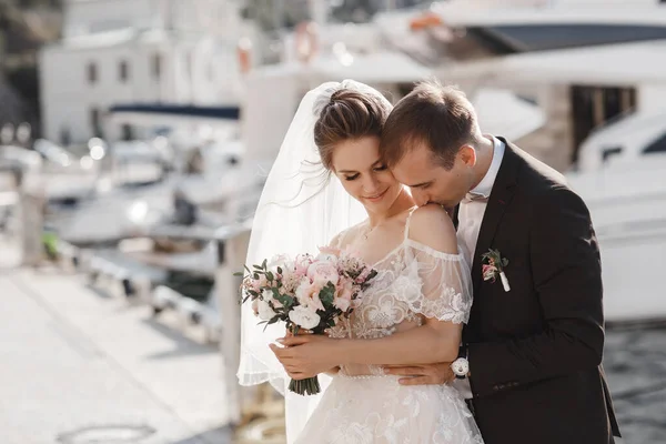 Retrato de casamento de uma noiva sorridente e noivo beijando — Fotografia de Stock