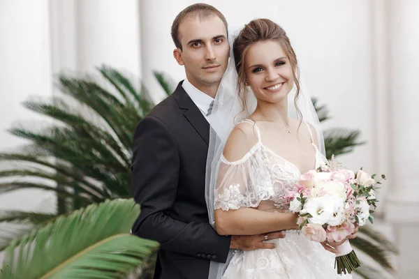 Retrato de casamento de uma noiva sorridente e noivo — Fotografia de Stock