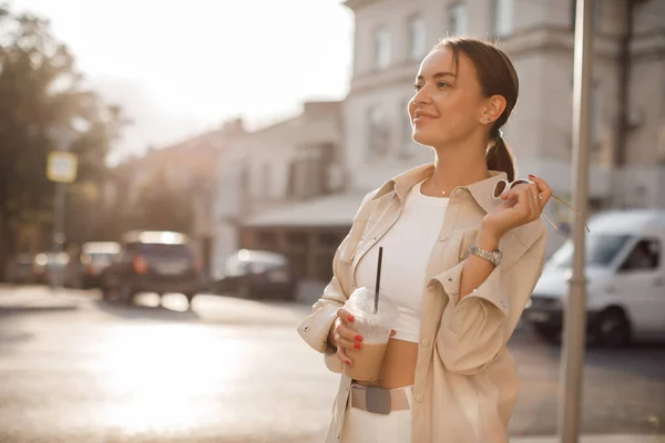 Moda bella donna con caffè in strada — Foto Stock