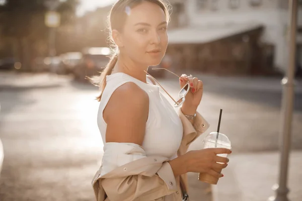 Moda mulher bonita com café na rua — Fotografia de Stock