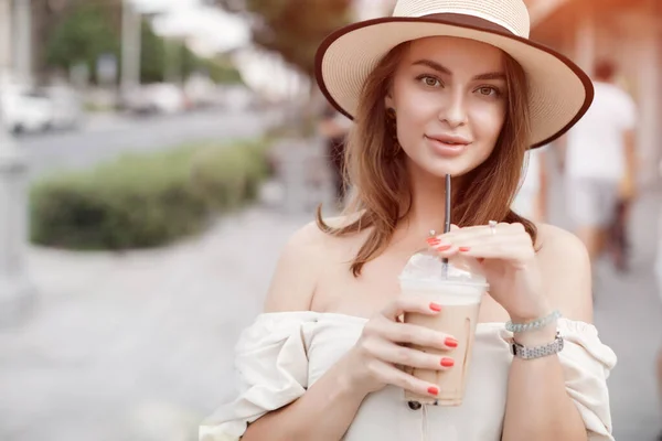 Mode mooie vrouw met koffie op de straat — Stockfoto