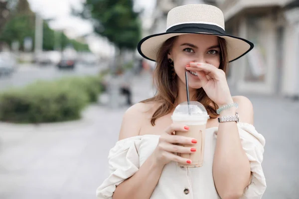 Moda mulher bonita com café na rua — Fotografia de Stock