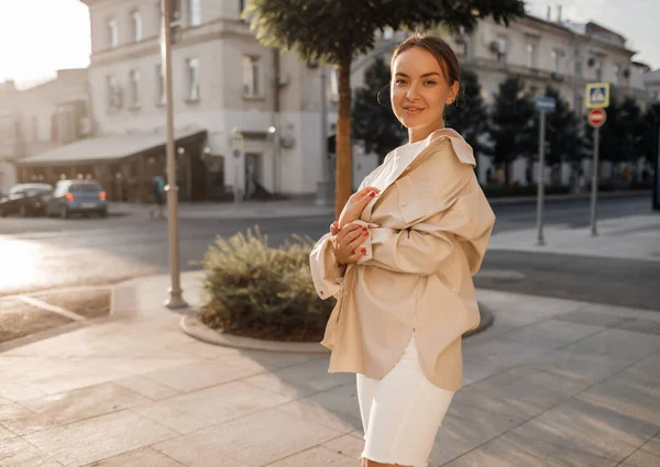 Retrato de una joven mujer de moda al aire libre —  Fotos de Stock