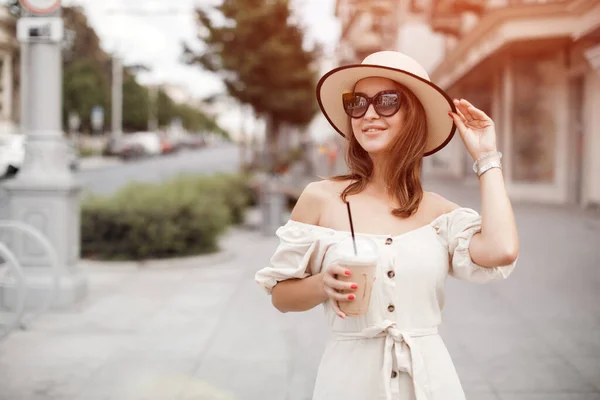 在街上喝咖啡的漂亮女人 — 图库照片