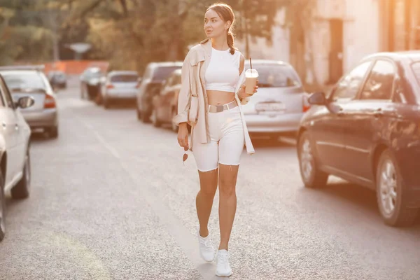 Moda mulher bonita andando na rua da cidade — Fotografia de Stock