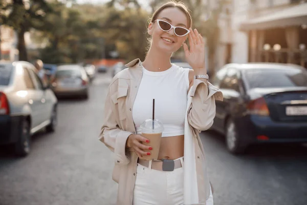 Moda mulher bonita com café na rua — Fotografia de Stock