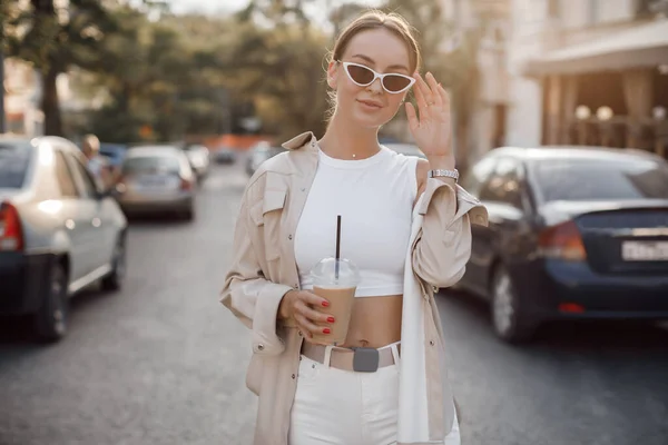 Moda bonita mujer con café en la calle —  Fotos de Stock