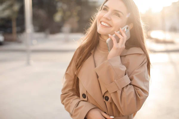 Mulher feliz com telefone ao ar livre — Fotografia de Stock