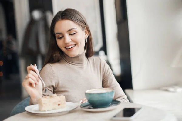 Mujer bonita feliz en la cafetería con taza de café y pastel — Foto de Stock