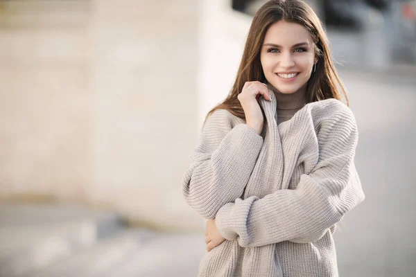 Açık havada gülümseyen genç bir kadının portresi. — Stok fotoğraf