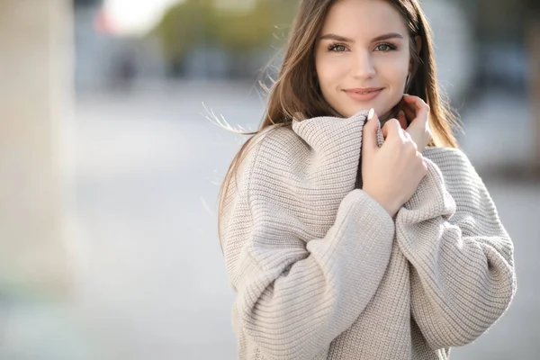 若い笑顔の女性の肖像画屋外 — ストック写真