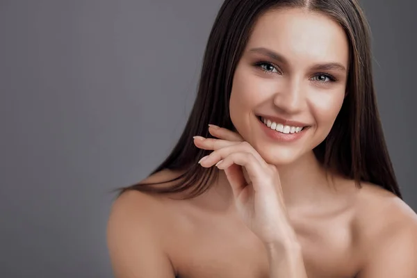 Nahaufnahme Porträt einer jungen schönen Frau, Hautpflegekonzept — Stockfoto
