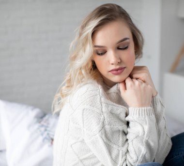 Evdeki mutlu genç bir kadının portresi.