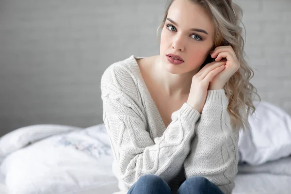 Retrato de uma jovem mulher feliz em casa — Fotografia de Stock