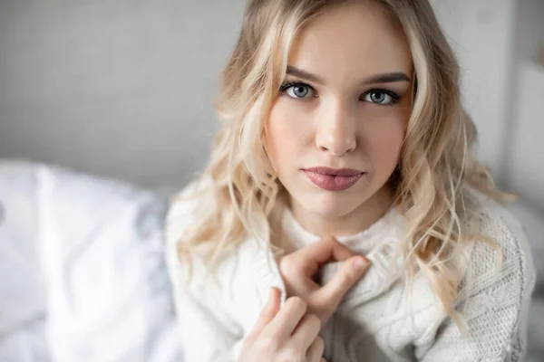 Retrato de uma jovem mulher feliz em casa — Fotografia de Stock