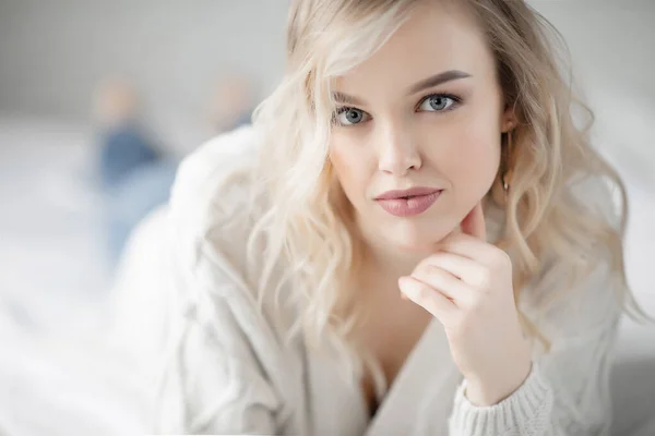 Portrait d'une jeune femme heureuse à la maison — Photo