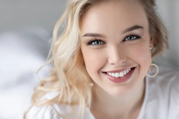 Retrato de una joven feliz en casa — Foto de Stock