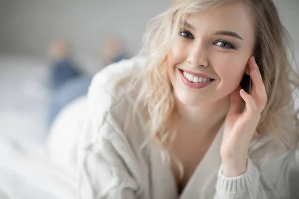 Retrato de uma jovem mulher feliz em casa — Fotografia de Stock