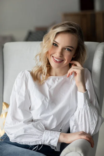 Portrait of a happy young woman at home — Stock Photo, Image