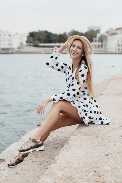 Ung lycklig kvinna i solig klänning utomhus — Stockfoto