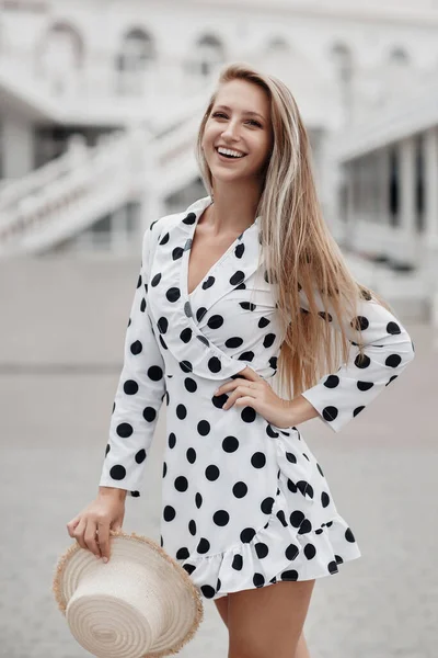 Jovem mulher feliz em vestido ensolarado ao ar livre — Fotografia de Stock
