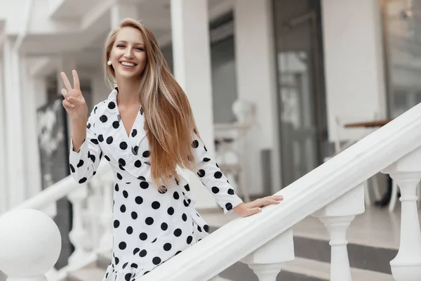 Jovem mulher feliz em vestido ensolarado ao ar livre — Fotografia de Stock