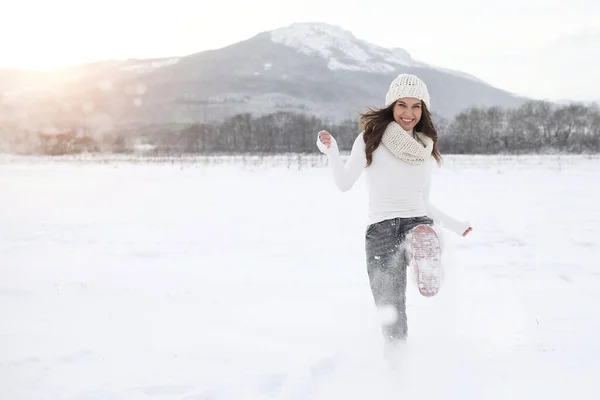 Portirait de uma jovem mulher feliz. Desfrutando da natureza, inverno — Fotografia de Stock