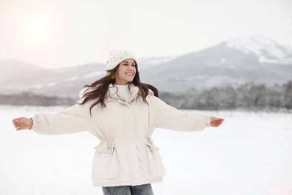 一个年轻的快乐女人的肖像。享受大自然，过冬 — 图库照片
