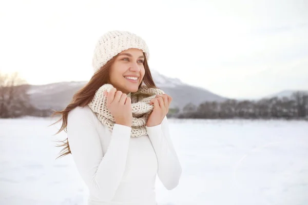 Szoros portré egy fiatal, boldog nőről. Élvezi a természet, a tél — Stock Fotó