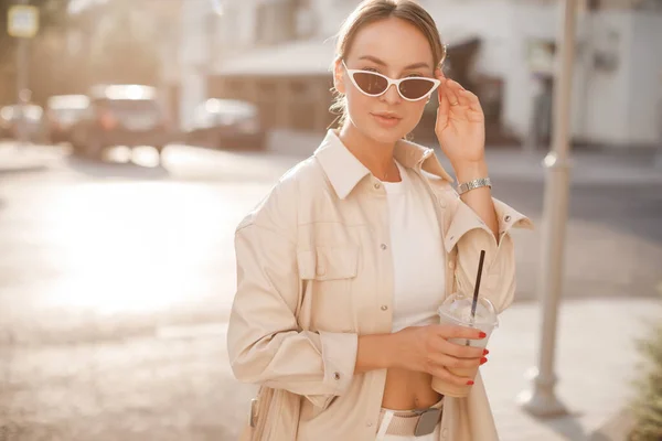 Moda mulher bonita com café na rua — Fotografia de Stock